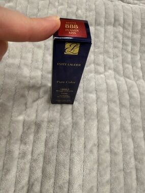 New in a box Estée Lauder Pure Color matte Lipstick in color power kiss 888